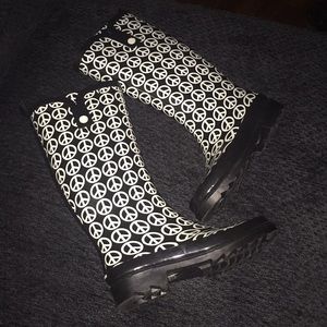 Groove “Peace” rain boots